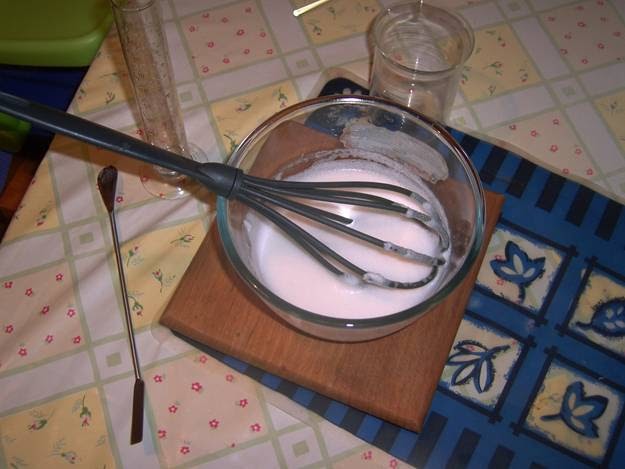 La decolorazione di maschera per la persona con olio doliva e un limone